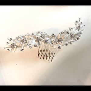 Silver bridal hair comb with rhinestone gems